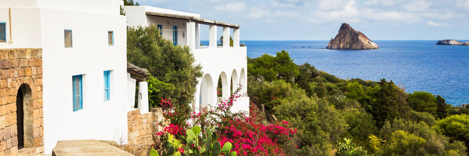 Case e appartamenti vacanza alle Isole Eolie - HomeToGo