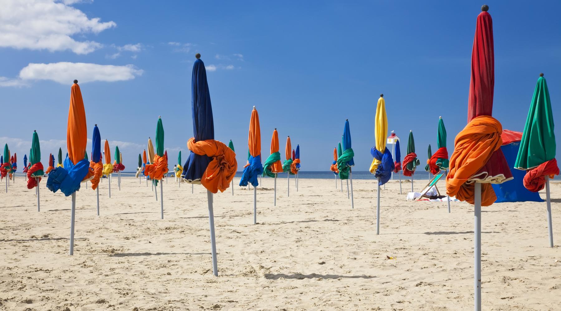 Plage avec parasols colorés à Deauville Plage avec parasols colorés à Deauville