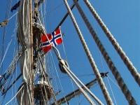 Schiff mit norwegischer Flagge
