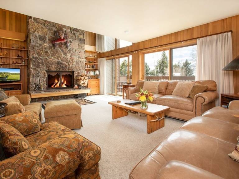 Immerse yourself in Yellowstone's wilds with Wilson vacation homes - HomeToGo