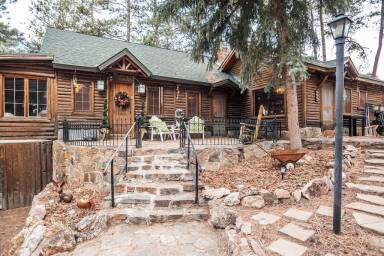 Be surrounded by greenery and mountains at vacation homes in Evergreen - HomeToGo
