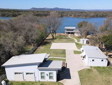 Discover the magic of Marble Falls with a luxurious vacation home - HomeToGo