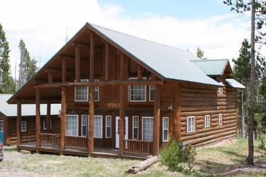 Feel frontier magic with a vacation home in Dubois, Wyoming - HomeToGo