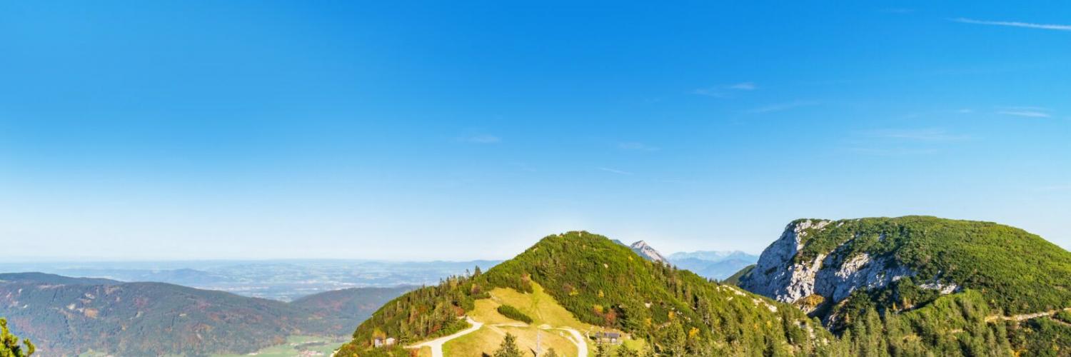 Landschaft der Chiemgauer Alpen, Blick auf Berg und Tal