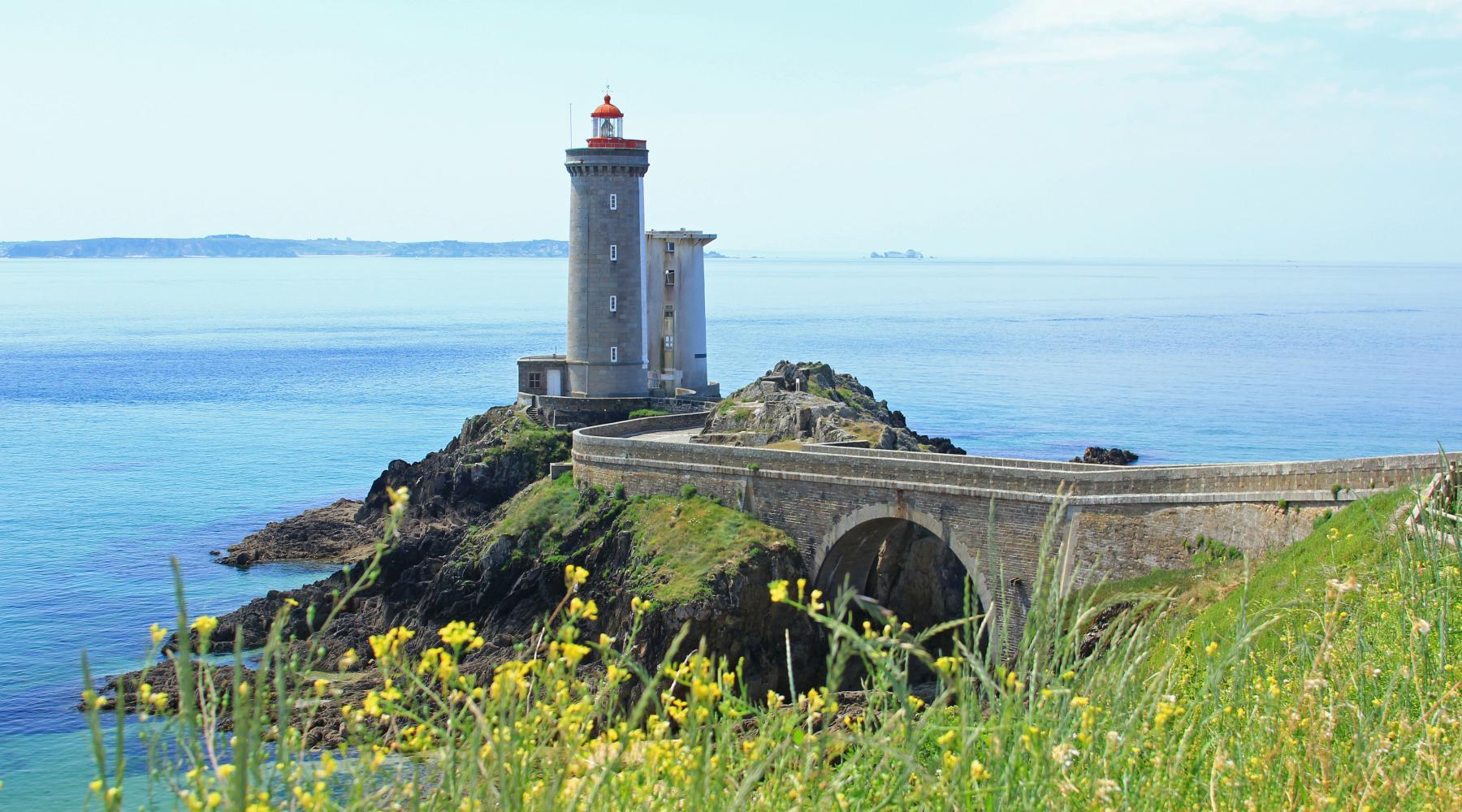 Vue sur un phare sur les côtes de Brest