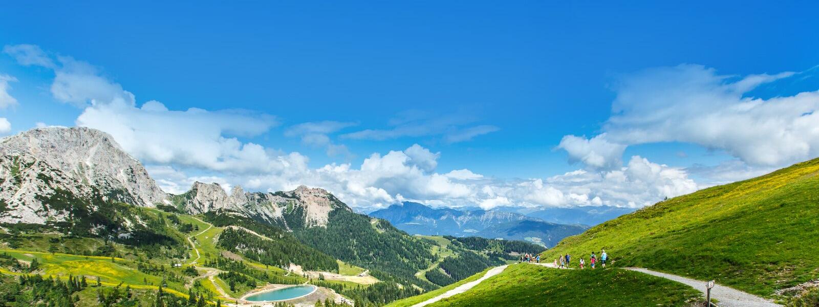 Kärnten: Wanderer im Nassfeld in der Nähe von Hermagor mit Blick auf Pressegger See