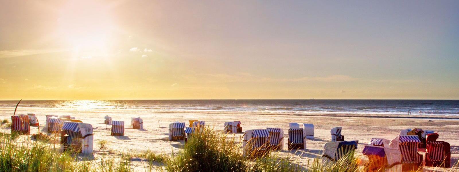Strandkörbe am Strand der ostfriesischen Insel Juist