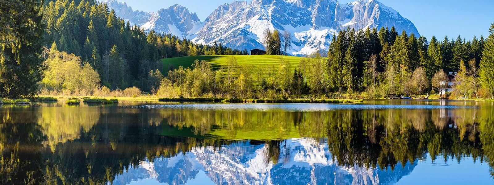 Landschaft mit Bergen und See in Kitzbühel, Tirol, Österreich