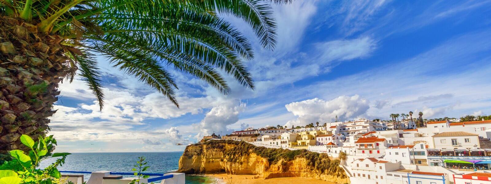 Blick auf Strand und die Stadt Carvoeiro an der Algarve, Portugal