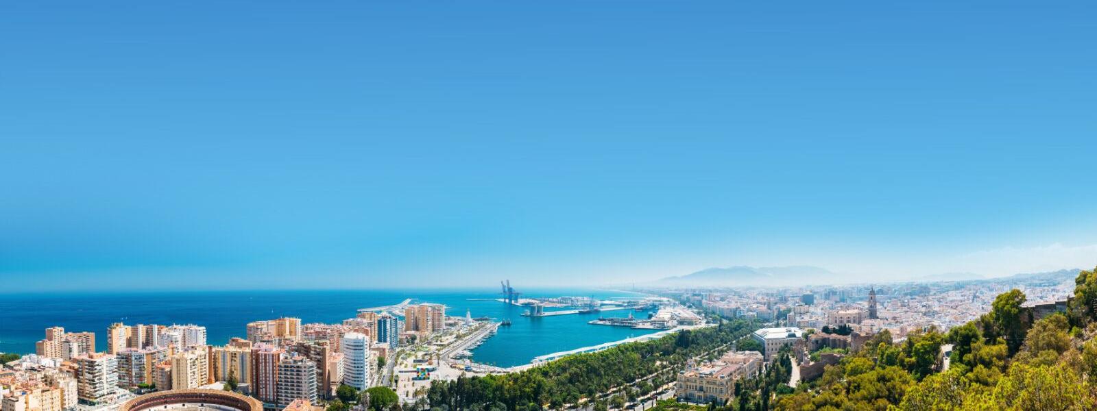 Luftaufnahme von Málaga, Hauptstadt der gleichnamigen Provinz in Andalusien