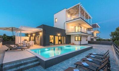 Ein Ferienhaus mit Pool in moderner Bauweise