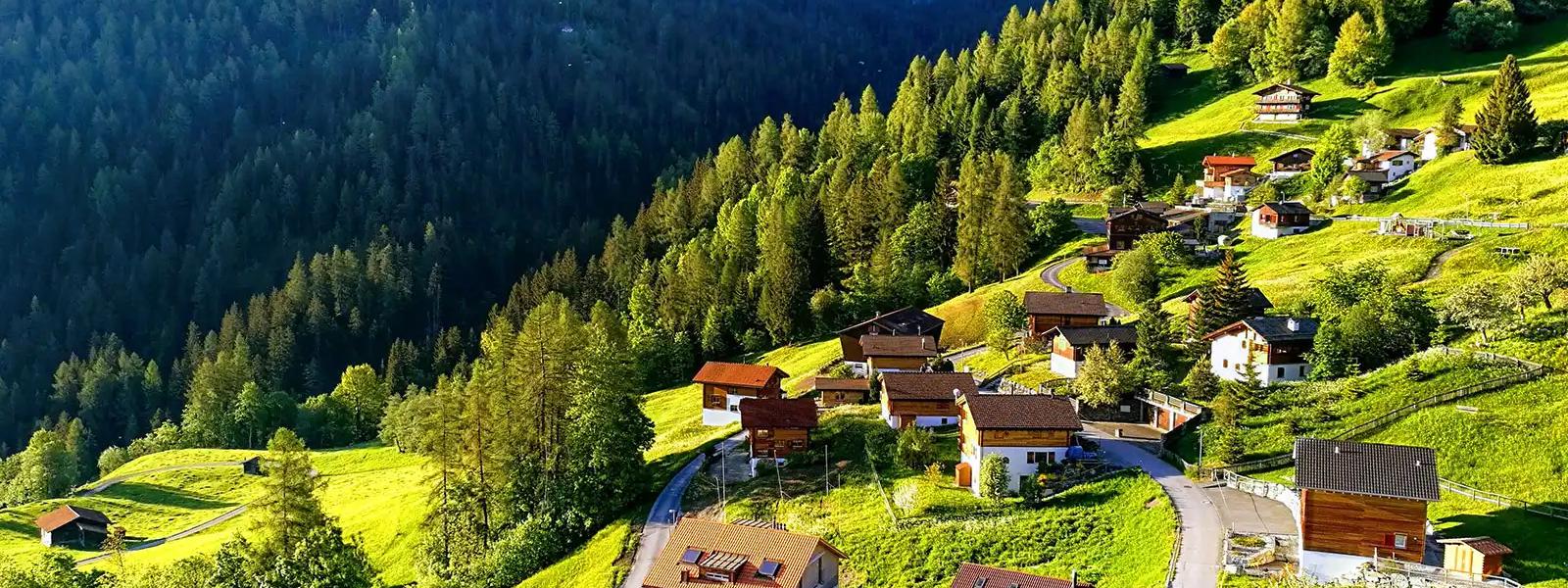 Chalets in der Schweiz: Urlaub im landestypischen Ferienhaus - e-domizil