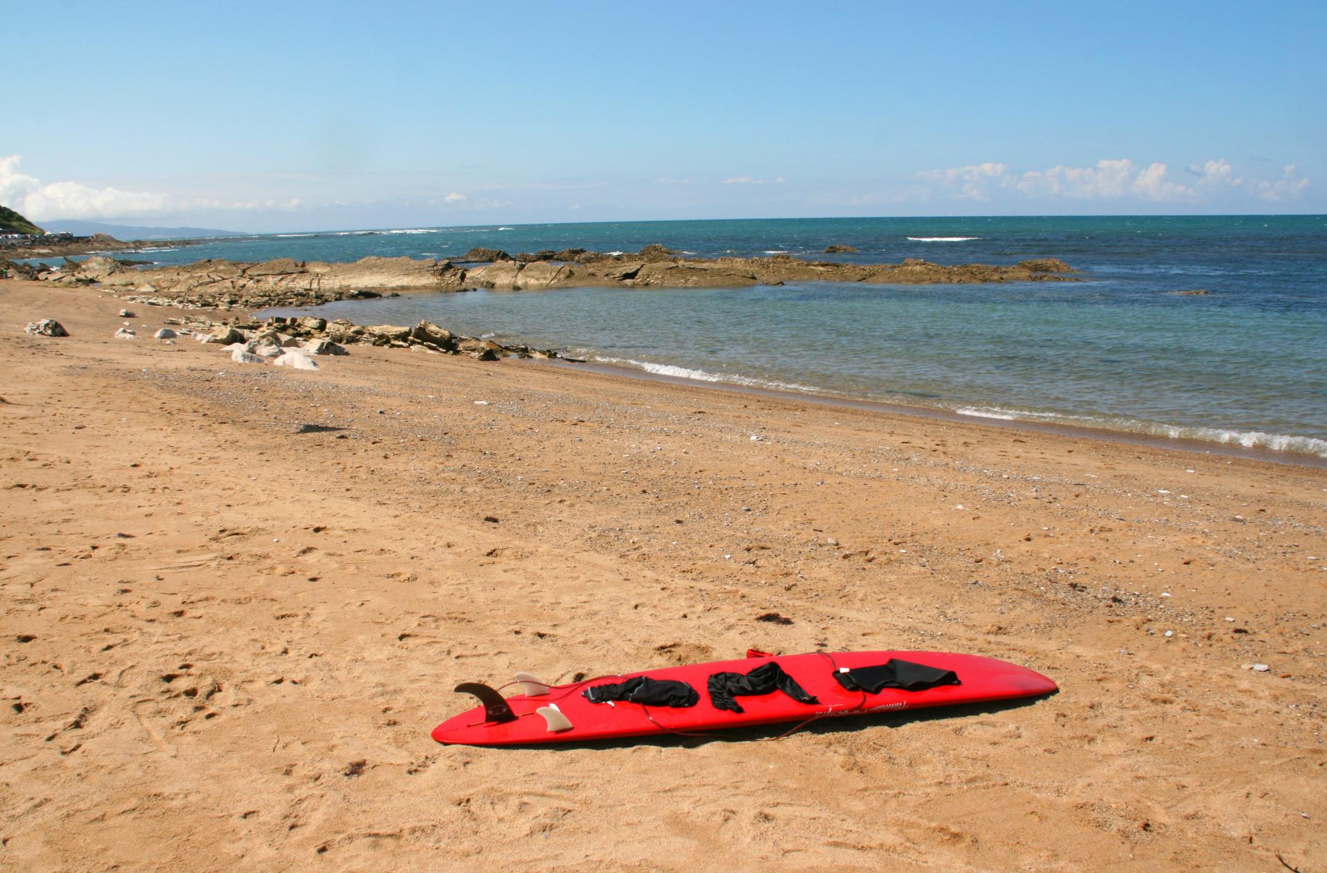 Planche de surf rouge sur la plage de Guethary proche de Biarritz