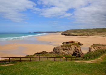 Escape to the coast: Vacation cottages in Perranporth - HomeToGo