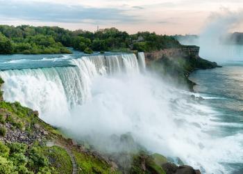 A vacation home at thundering Niagara Falls awaits - HomeToGo