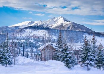 Discover the mountain town of Silverthorne with a vacation home - HomeToGo