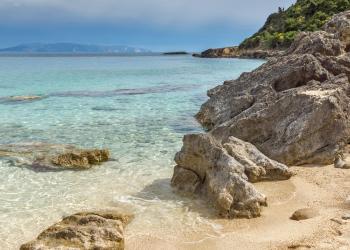 Beleef de ontspannen Griekse sfeer op Kefalonia vanuit uw vakantiehuis - HomeToGo