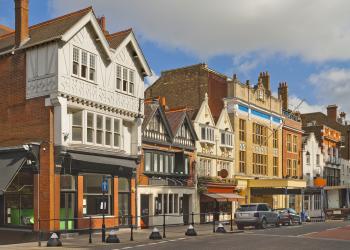 Find your ideal vacation home or apartment in Windsor - HomeToGo