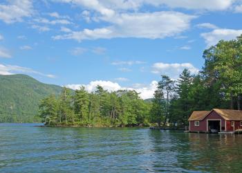 Holiday Homes on New York State's picturesque Lake George - HomeToGo