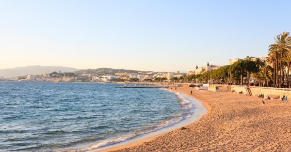 Coucher de soleil sur la plage de la Croisette à Cannes