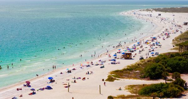 Enjoy the white sand beaches of Lido Key in a stunning holiday house - HomeToGo