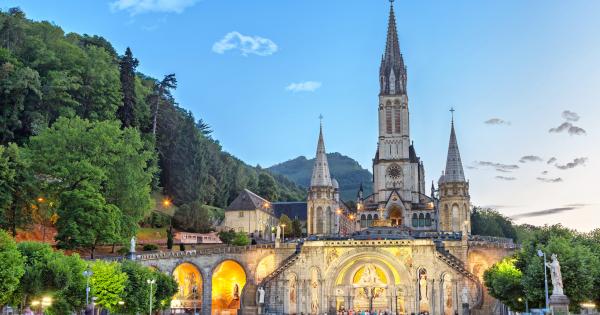 Lourdes – noclegi w miejsce, dokąd pielgrzymują miliony - HomeToGo