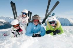 Familie im Skiurlaub