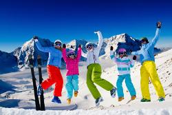 Familie im Skiurlaub in Italien