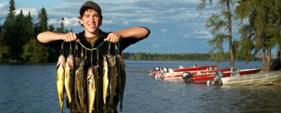Ferienhaus Angelurlaub: Angler zeigt seinen Fang