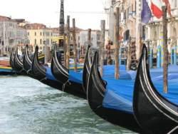 Gondeln in den Kanälen von Venedig
