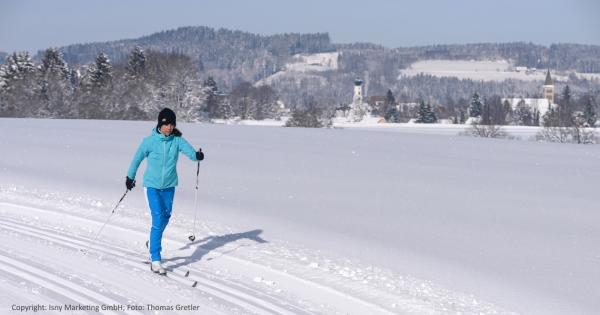Isny Winter-Langlauf klassik mit Blaserturm und Marienkirche auf Gschwendloipe