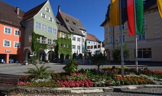 Marktplatz in Isny mit Rathaus