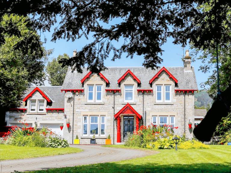 Find holiday homes & self catering in Pitlochry from £46!