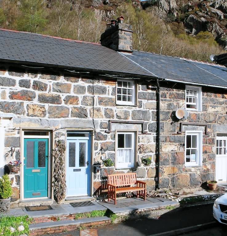 Find holiday cottages & in Snowdonia from £38
