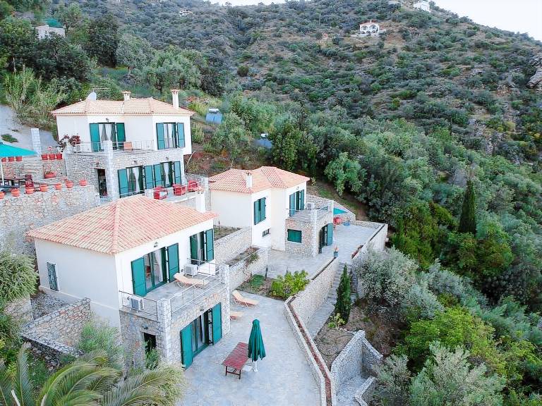 Een vakantiehuisje aan het strand in het Griekse Tyros - HomeToGo