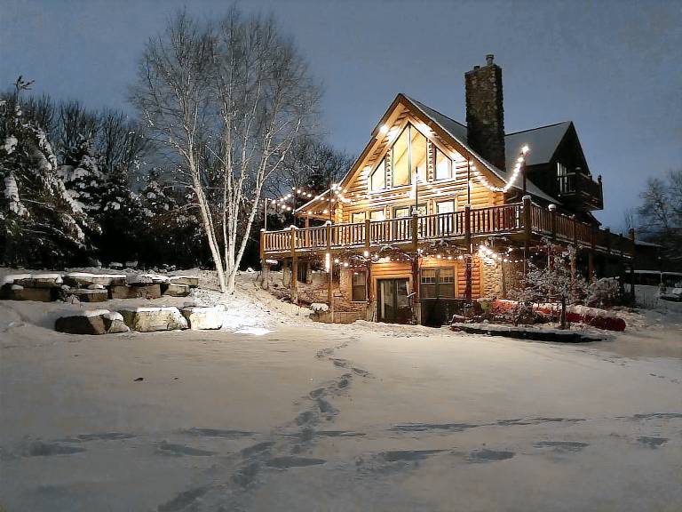 Enjoy charming Midwestern hospitality at an Appleton, WI vacation home - HomeToGo