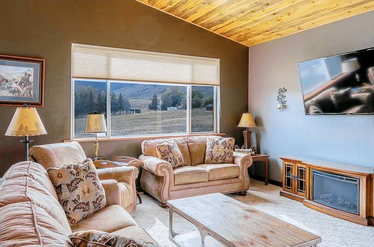 Be one with nature at a vacation home in Gardiner, Montana - HomeToGo
