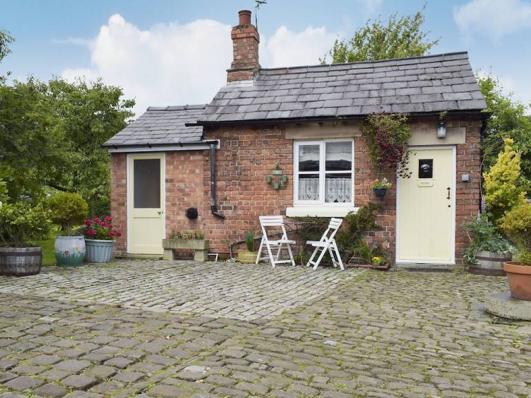 Join this market town's daily life with an Ormskirk holiday letting - HomeToGo