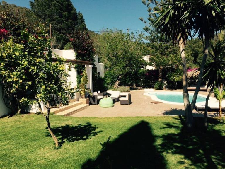 Descubre la cara más rural de Ibiza desde tu casa rural en Cala Llonga - HomeToGo