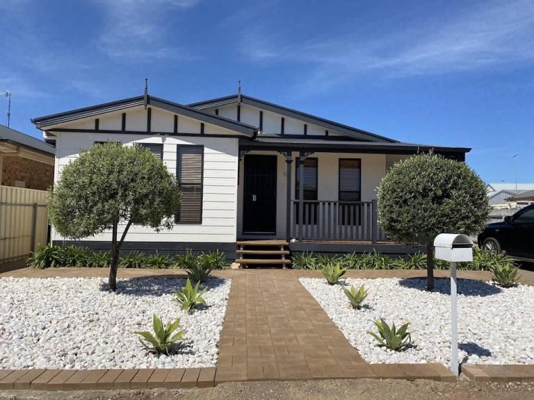 Enjoy the coastal atmosphere with holiday cottages in Port Hughes - HomeToGo