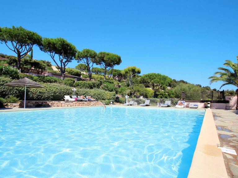 Appartamenti vacanze a Santa Giulia: relax e divertimento in Corsica - HomeToGo