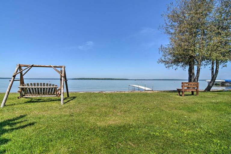 Mullett Lake Vacation Rentals from 176 HomeToGo
