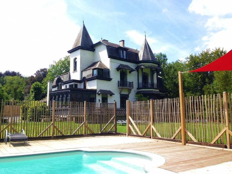 Location de vacances à Dinant, une ville francophone en Belgique - HomeToGo