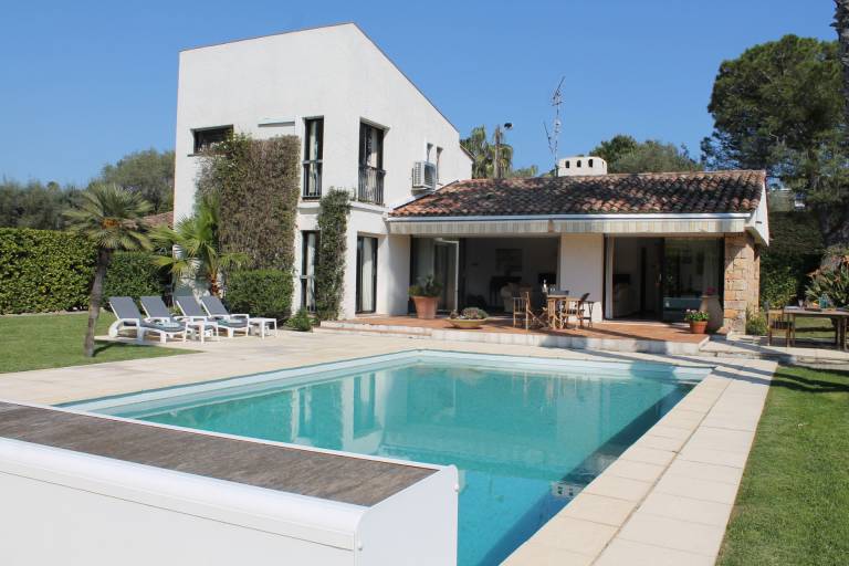 À vous les vacances sur la Côte d'Azur avec une villa ou un appartement au cap d'Antibes - HomeToGo
