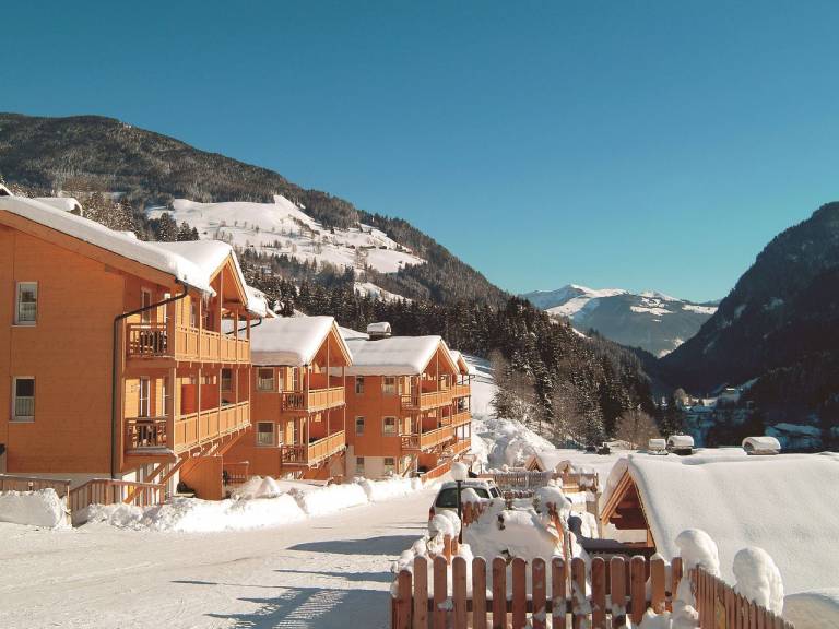 Een fijne wintersportvakantie in een ruim vakantiehuis in Viehhofen - HomeToGo