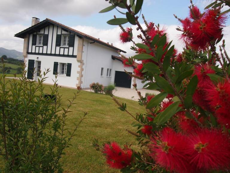 Location de vacances à Ainhoa, village pittoresque basque - HomeToGo
