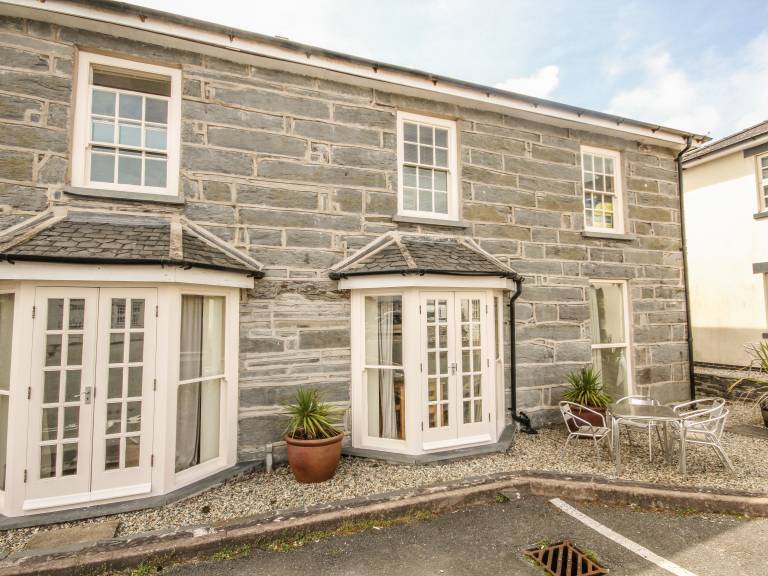 Find & holiday cottages in Porthmadog from £41!