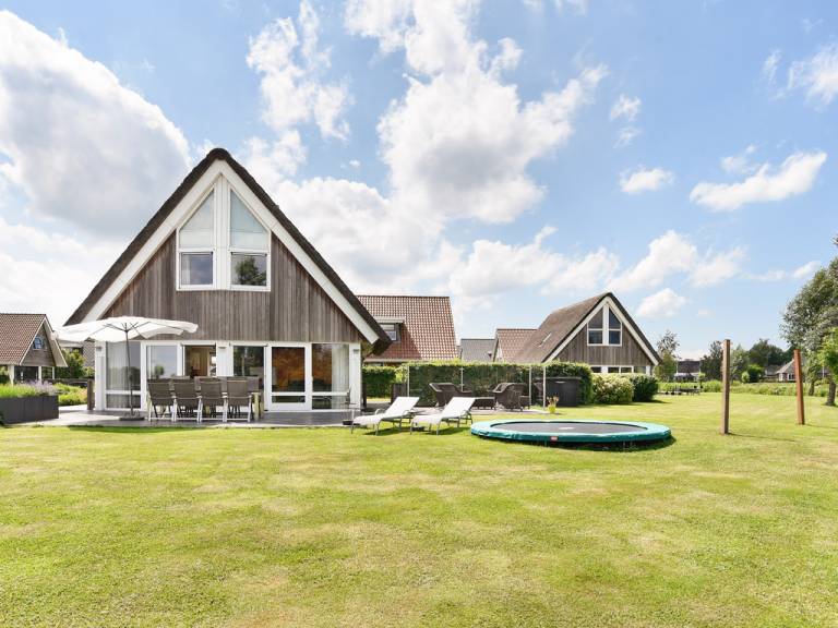 Vakantiehuis bij de Friese meren, een wondere waterwereld - HomeToGo
