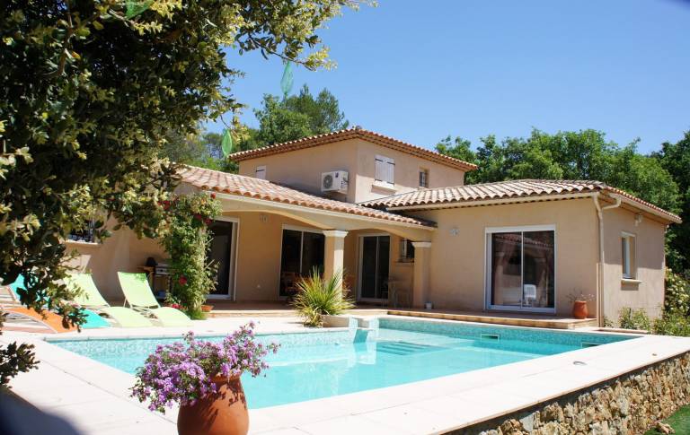 Location de vacances à Cotignac, village troglodyte en Provence verte - HomeToGo