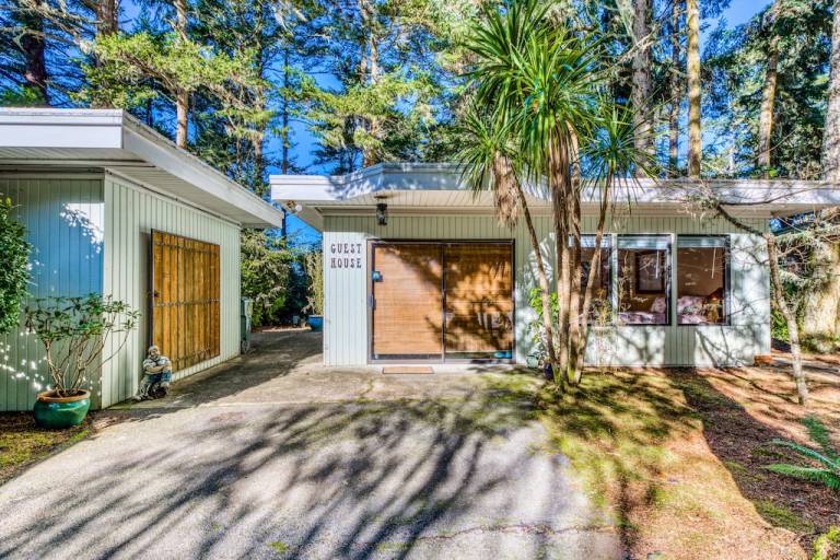 Coos Bay Vacation Rentals from 52 HomeToGo